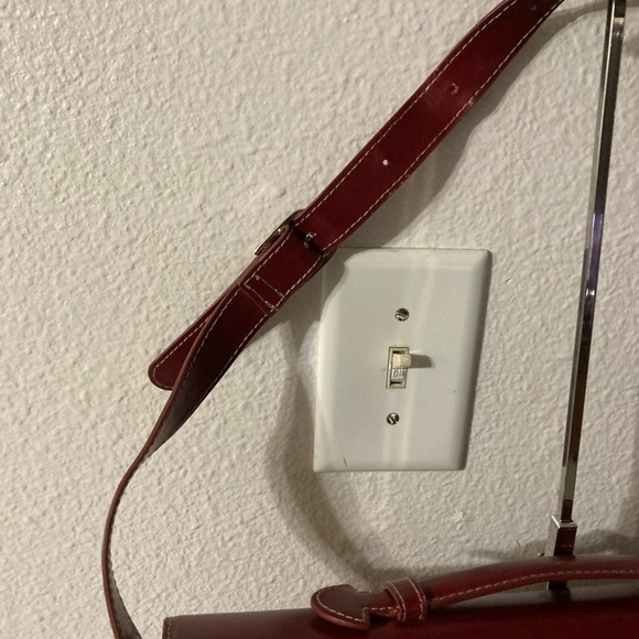 Wilson’s Leather Briefcase Burgundy Color comes with a key. - Picture 12 of 14